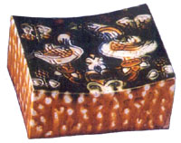 Tri-colored pottery pillow with Mandarin ducks design